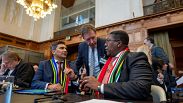  سفير جنوب أفريقيا لدى هولندا فوسيموزي مادونسيلا في مرافعة أمام محكمة العدل