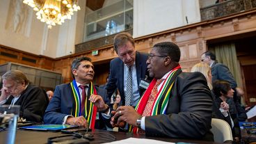  سفير جنوب أفريقيا لدى هولندا فوسيموزي مادونسيلا في مرافعة أمام محكمة العدل
