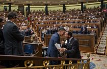 İspanya Başbakanı Pedro Sanchez (sol) ile Parlamento'dael sıkışan Ulaştırma Bakanı Oscar Puente