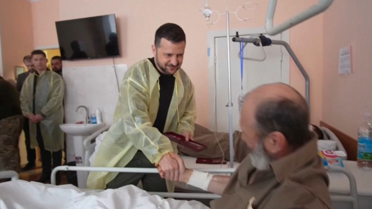 Zelenski visita a los soldados heridos en un hospital en la región de Járkov.