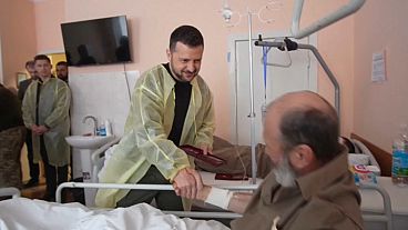 Zelenskyy visitou um hospital militar em Kharkiv, onde estão internados soldados feridos na guerra