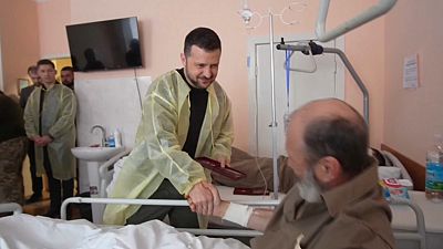 Zelenski visita a los soldados heridos en un hospital en la región de Járkov.