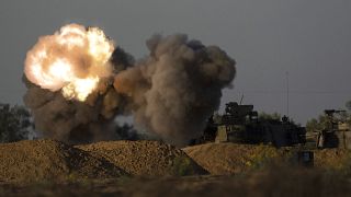 وحدة مدفعية إسرائيلية متنقلة تطلق قذيفة من جنوب إسرائيل باتجاه قطاع غزة