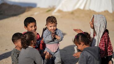 أطفال نازحون في دير البلح في غزة. 2024/05/13