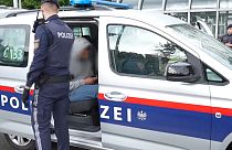 Полиция проводит ежедневные проверки документов в районе Фаворитен, Вена, 16 мая 2024 г.