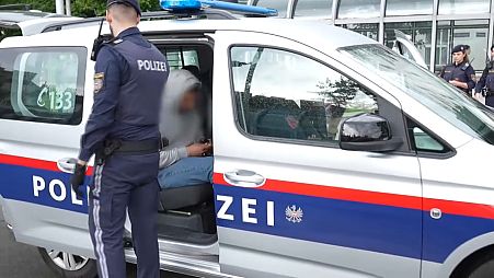 Полиция проводит ежедневные проверки документов в районе Фаворитен, Вена, 16 мая 2024 г.