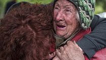Tetiana, de 82 años, llora con su hija mientras la evacúan de Vovchansk, Ucrania, el sábado 11 de mayo de 2024. Su marido murió en su casa después de un ataque aéreo ruso.