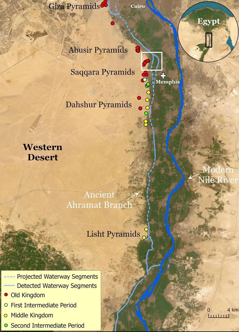 La foto muestra el afluente Ahramat bordeando numerosas pirámides desde el Reino Antiguo hasta el Segundo Periodo Intermedio, abarcando las dinastías 3 a 13.