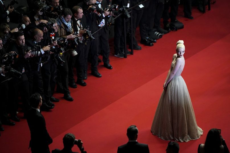 Anya Taylor-Joy posa per i fotografi all'uscita dalla prima del film "Furiosa: A Mad Max Saga" al Festival di Cannes