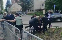 Телохранители премьер-министра Словакии увозят Роберта Фицо сразу после нападения на него.
