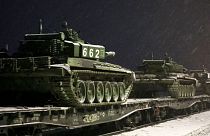 تانک‌های روسیه بر روی ریل قطار در راه بازگشت از رزمایش به تاریخ ۱۸ فوریه ۲۰۲۲