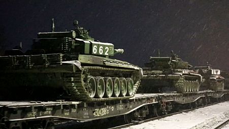 تانک‌های روسیه بر روی ریل قطار در راه بازگشت از رزمایش به تاریخ ۱۸ فوریه ۲۰۲۲