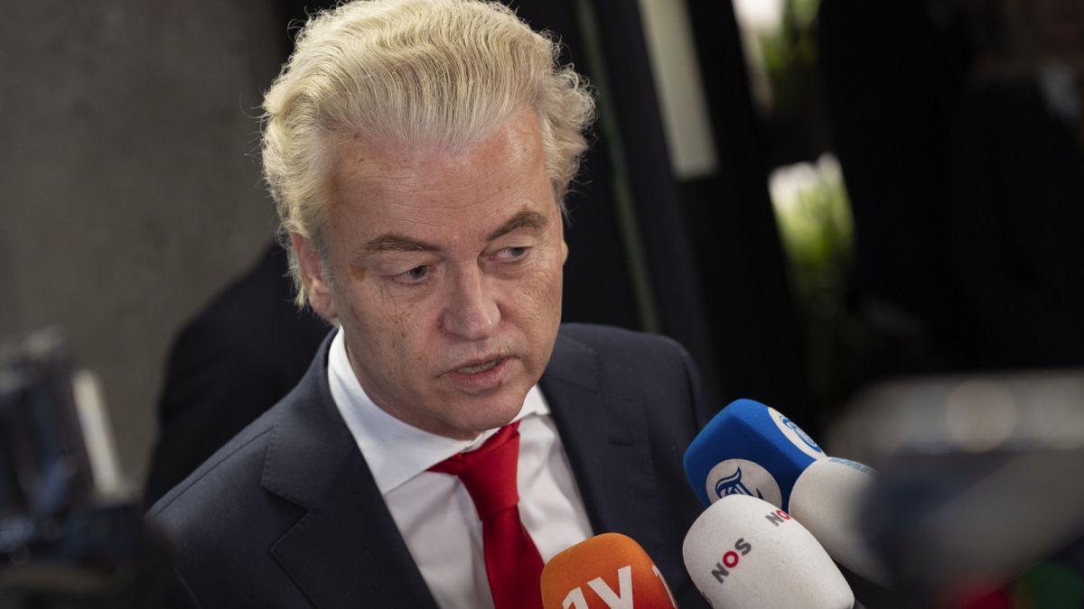 Geert Wilders újságíróknak nyilatkozik