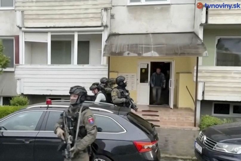 In Levice wurde ein Mann - vermutlich der Angreifer - von der Wohnung weggebracht