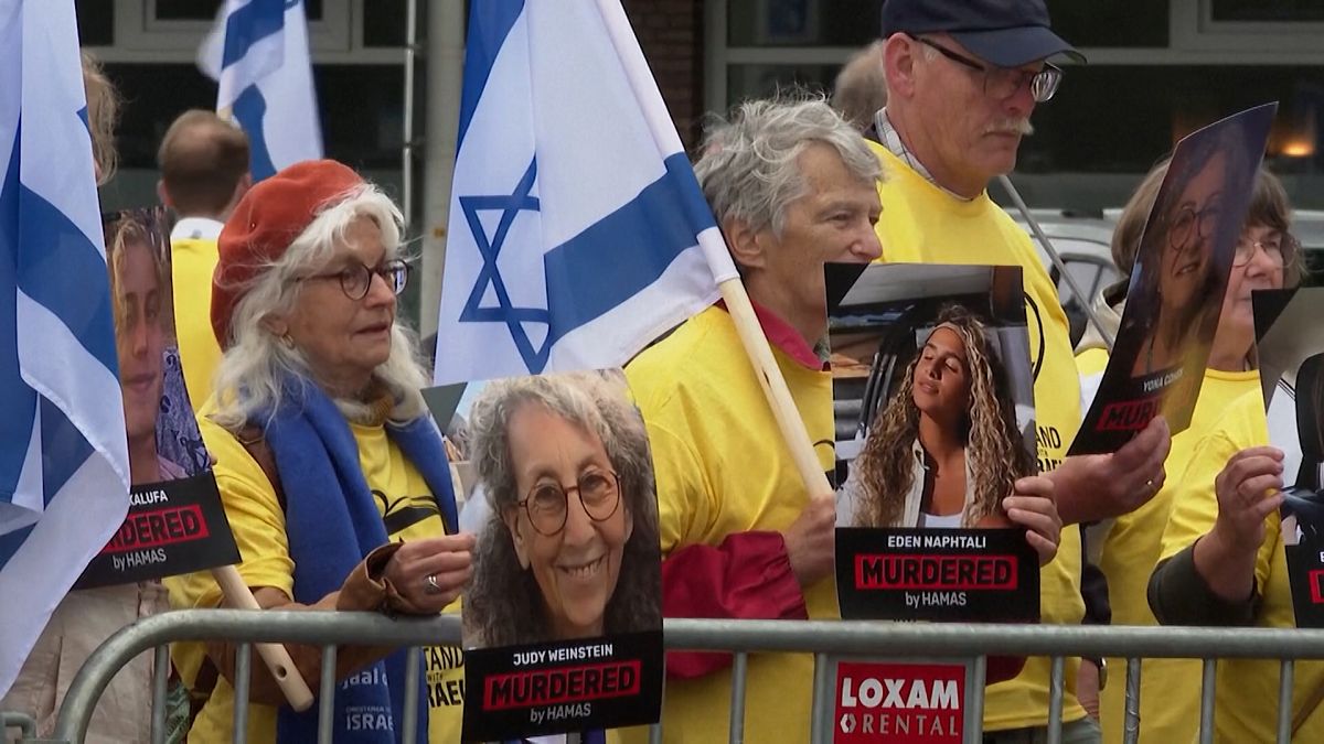 WATCH: Pro-Israel protesters rally outside ICJ amid Gaza conflict deliberation thumbnail