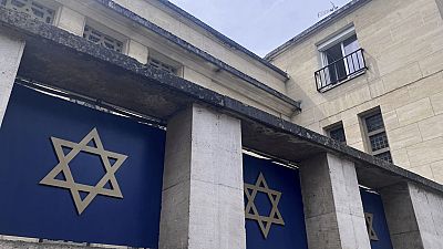 A sinagoga de Rouen é fotografada depois de um homem armado com uma faca e uma barra de metal ser suspeito de ter ateado fogo, sexta-feira, 17 de maio de 2024. 