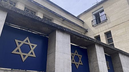 A sinagoga de Rouen é fotografada depois de um homem armado com uma faca e uma barra de metal ser suspeito de ter ateado fogo, sexta-feira, 17 de maio de 2024. 