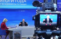 O Presidente russo, Vladimir Putin, fala durante a sua conferência de imprensa anual em Moscovo, Rússia, quinta-feira, 14 de dezembro de 2023.