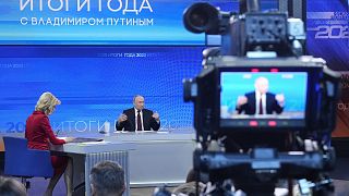 O Presidente russo, Vladimir Putin, fala durante a sua conferência de imprensa anual em Moscovo, Rússia, quinta-feira, 14 de dezembro de 2023.