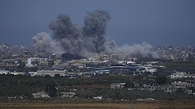 Il fumo si alza dal nord della Striscia di Gaza per gli intensi bombardamenti e combattimenti a Jabalia tra esercito israeliano e miliziani di Hamas e Jihad islamico