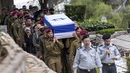Soldados llevan el ataúd cubierto con una bandera del sargento mayor Nahman Natan Hertz durante su funeral en Jerusalén el 7 de mayo de 2024.