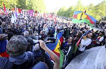 Fransa'nın başkenti Paris'te toplanan Yeni Kaledonyalı göstericiler 