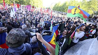 Fransa'nın başkenti Paris'te toplanan Yeni Kaledonyalı göstericiler 