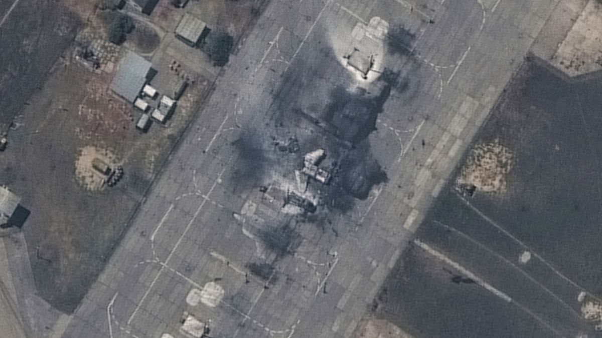 Satellitenaufnahme eines zerstörten MiG-31-Kampfflugzeugs auf dem Luftwaffenstützpunkt Belbek in der Nähe von Sewastopol auf der Krim, 16. Mai 2024.