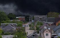 Füst száll fel egy orosz bombázás után Harkivban