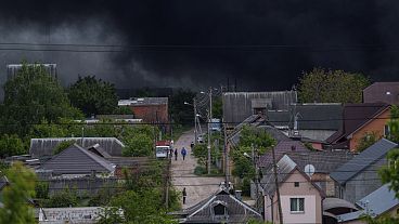 Füst száll fel egy orosz bombázás után Harkivban
