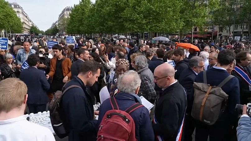 Manifestación pacífica y encendido de velas contra la violencia antisemita en la Plaza de la República en París.