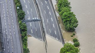 A entrada da autoestrada A620 em Saarbrücken está inundada devido à chuva intensa e contínua que provocou várias inundações e deslizamentos de terras em Saarland, na Alemanha Ocidental