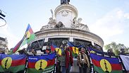 Manifestantes sostienen banderas canacas y del Frente Socialista de Liberación Nacional (FLNKS) durante una concentración en París