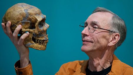 دانشمند سوئدی اسوانته پاابو با ماکتی از اسکلت نئاندرتال در موسسه انسان شناسی ماکس پلانک در لایپزیگ، آلمان، سوم اکتبر ۲۰۲۲
