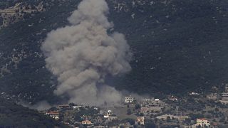 دخان كثيف متصاعد جراء قصف جوي إسرائيلي على قرية كفر حمام في جنوب لبنان