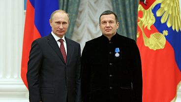 ولادیمیر سولاوی‌اف (راست)‌در کنار ولادیمیر پوتین (چپ) به تاریخ ۲۵ دسامبر ۲۰۱۳