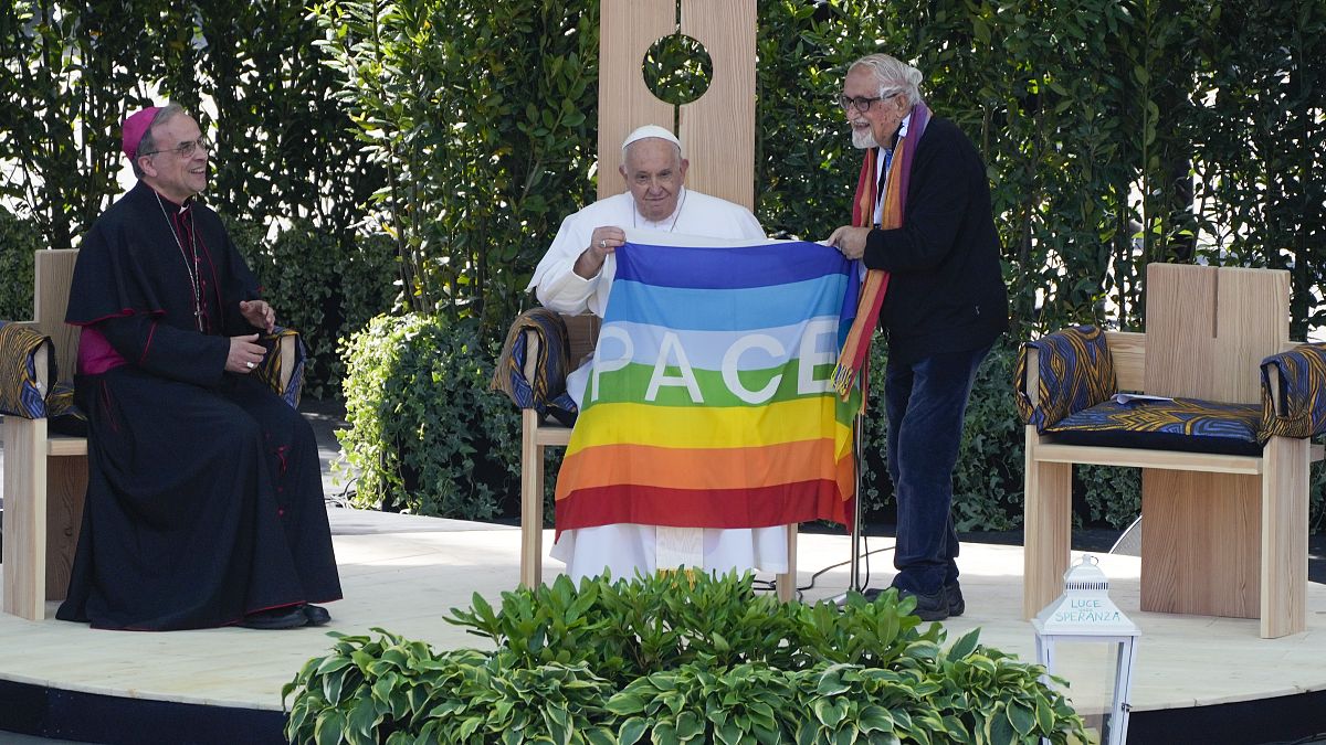 Pope Francis encourages forgiveness and love in visit to Verona thumbnail