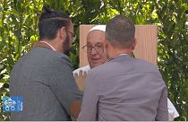 Papa Francisco abraça um palestiniano e um israelita numa cerimónia em Verona