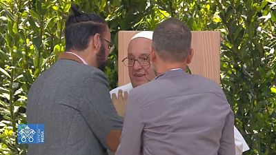 Abrazo del papa con familiares de un israelí y palestino muertos en la guerra