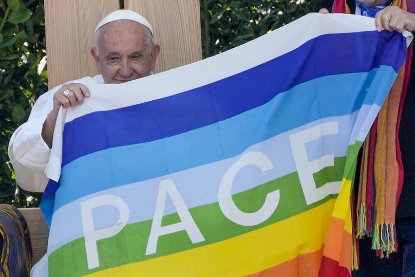 Il Papa regge la bandiera della pace all'Arena di Verona