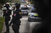 Der Polizeikonvoi mit dem Attentäter des slowakischen Premierminister Robert Fico fährt vor dem Gericht in Pezinok vor. 18. Mai 2024.