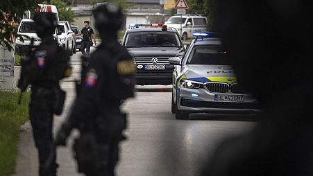 Der Polizeikonvoi mit dem Attentäter des slowakischen Premierminister Robert Fico fährt vor dem Gericht in Pezinok vor. 18. Mai 2024.