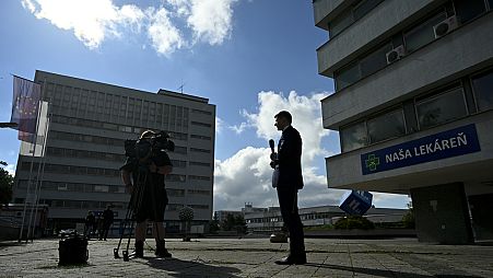 Membros da comunicação social filmam no exterior do Hospital Universitário F. D. Roosevelt, na Eslováquia