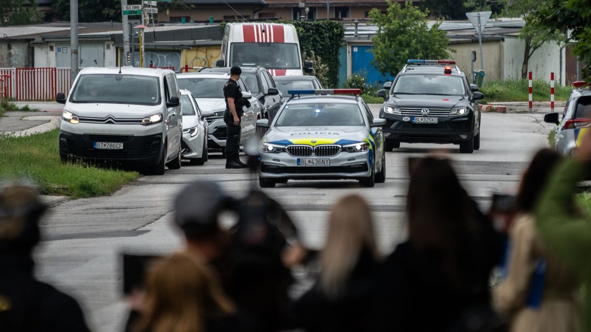 A merénylet elkövetőjét szállító járműoszlop Bazinban