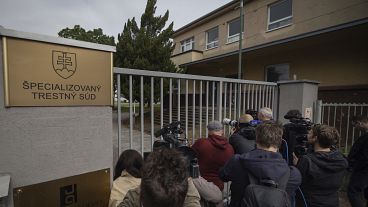 صحفيون ينتظرون أمام مبنى المحكمة التي سيمثل أمامها الشنتبه به بمحاولة اغتيال رئيس الوزراء السلوفاكي