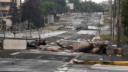 شارع في نوميا في كاليدونيا الجديدة بعد الاضطرابات الأربعاء 15 مايو/أيار 2024 حيث فرضت فرنسا حالة الطوارئ في إقليم كاليدونيا الجديدة في المحيط الهادئ.
