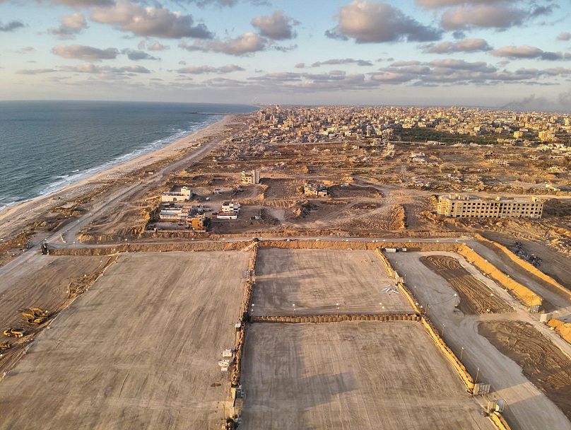 جانب من أعمال الجيش الإسرائيلي للرصيف العائم على سواحل غزة