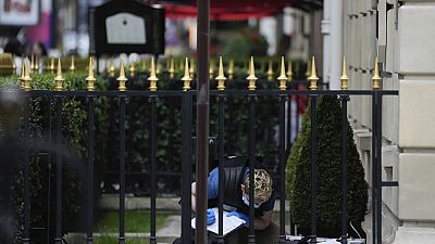 ضابط الطب الشرعي بالشرطة يتفقد مدخل مجوهرات هاري وينستون بعد عملية سطو في باريس