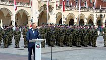 Дональд Туск выступает перед военными