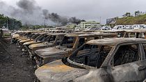 DOSYA - 15 Mayıs 2024 Çarşamba günü Yeni Kaledonya'nın Noumea kentinde seçim reformlarına ilişkin protestoların ardından patlak veren huzursuzluğun ardından yanmış arabalar sıralanıyor.